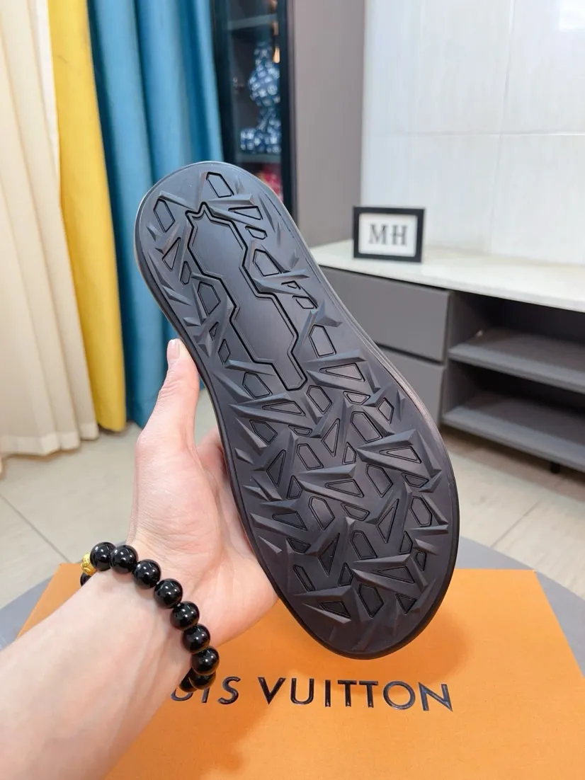 Men's shoes 💰260🌹🌹 (lv-Louis Vuitton) new men's sandals, high-end boutique, exquisite embossed logo decoration on the upper, fine workmanship, super soft soles, casual, loose and comfortable, a must-have in summer! \nsize：38-44